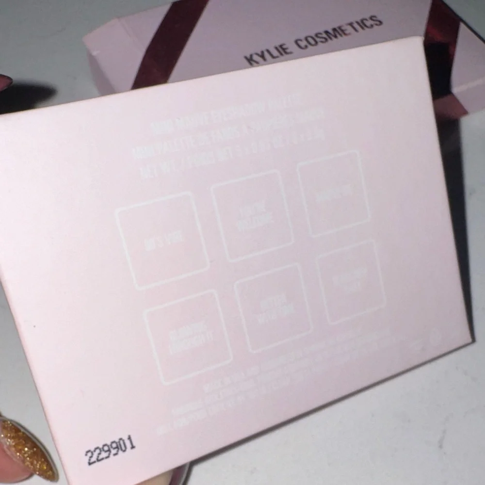 Kylie Cosmetics Eyeshadow Palette - Soft Pink - Picture 3 of 3